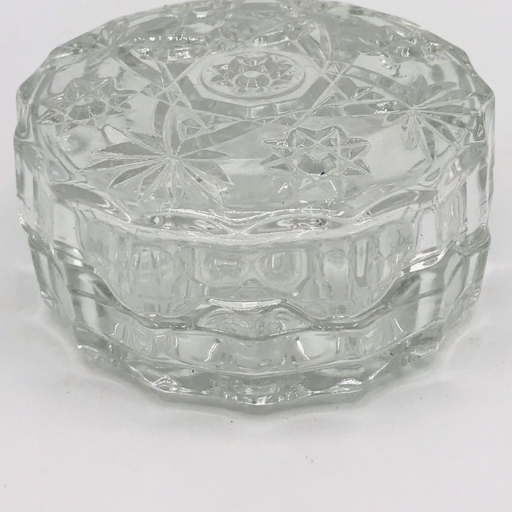 Vintage Anchor Hocking precut clear round puff box with lid.